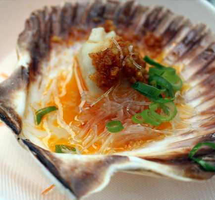 Gegrilde coquilles met lente ui